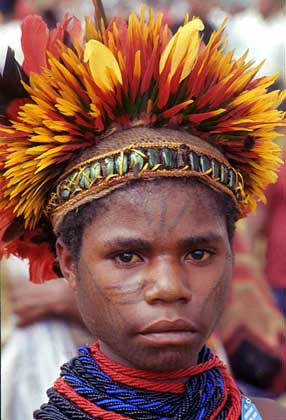 ТРАДИЦИОННЫЙ ЦЕРЕМОНИАЛЬНЫЙ ГОЛОВНОЙ УБОР демонстрирует житель Папуа - Новой Гвинеи.