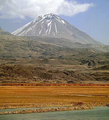 АРАРАТ - потухший вулкан на Армянском нагорье в Турции, состоящий из двух слившихся основаниями конусов - Большого и Малого Арарата.