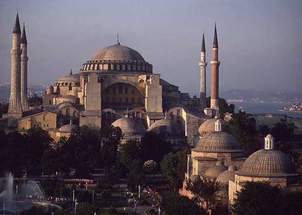 СОБОР СВ. СОФИИ в Константинополе (Стамбуле). После 1453 собор был преобразован в мечеть, а в 1935 объявлен музеем.