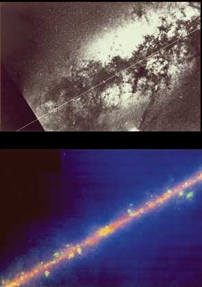 УЧАСТОК МЛЕЧНОГО ПУТИ, сфотографированный наземным оптическим телескопом (вверху) и инфракрасным телескопом спутника IRAS (внизу).