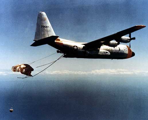 ПЕРВАЯ АМЕРИКАНСКАЯ ПРОГРАММА возвращения фотопленок с разведывательных спутников (Corona). Самолет C-130 ВВС США с тралом и лебедками для захвата возвращаемой капсулы с пленкой.