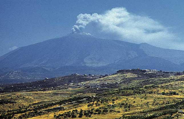 ИЗВЕРЖЕНИЕ ВУЛКАНА ЭТНА на Сицилии, одного из самых знаменитых вулканов мира. После 1500 г. зарегистрировано более 100 его извержений.