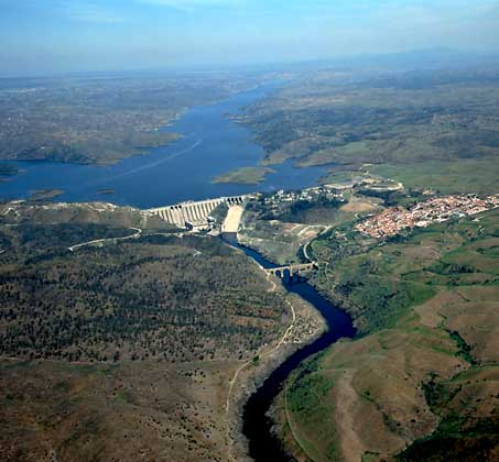 ПЛОТИНА ГЭС и водохранилище на р. Тахо (Испания).