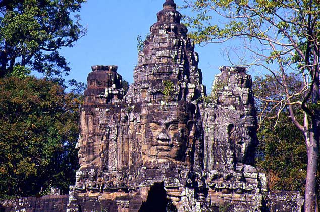 АНГКОРТХОМ - руины древней столицы кхмеров.