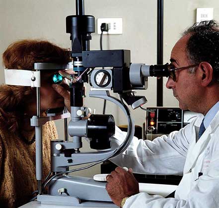 ПРИМЕНЕНИЕ ЛАЗЕРА в обследовании и хирургии глаза. Мощными лазерными импульсами (длительностью порядка миллисекунды и меньше) приваривают отслоившуюся сетчатку.