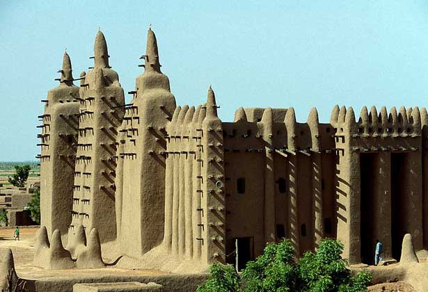 МЕЧЕТЬ в городе Дженне в центральном Мали - место религиозных и политических собраний.