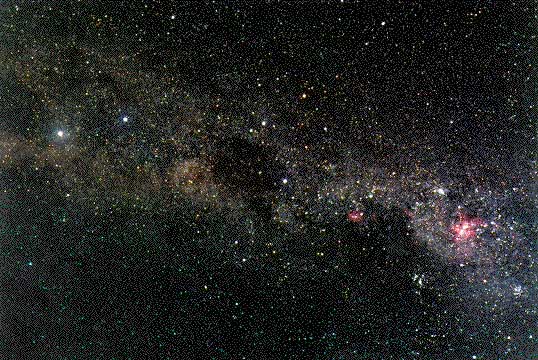 ТЕМНОЕ ОБЛАКО Угольный Мешок поглощает свет лежащей за ним яркой области в южной части Млечного Пути. Это облако межзвездного газа и пыли диаметром 40 св. лет удалено от нас на 400 св. лет.