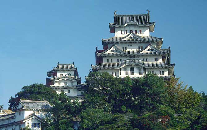 ЗАМОК БЕЛАЯ ЦАПЛЯ близ Осаки - один из наиболее эффектных памятников феодальной Японии.