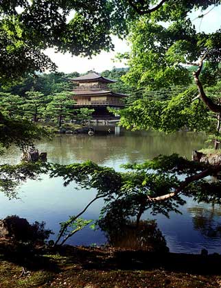 ЗОЛОТОЙ ПАВИЛЬОН, построенный в Киото - древней столице Японии.