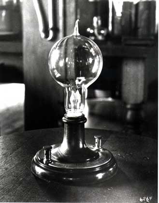 ПЕРВАЯ ЛАМПА НАКАЛИВАНИЯ - копия лампы, изобретенной Т. Эдисоном в 1879. Нить накала лампы, полученная обугливанием хлопковой нитки, светила в течение 40 ч.