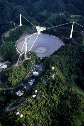 ОБСЕРВАТОРИЯ АРЕСИБО на о. Пуэрто-Рико оснащена крупнейшим в мире радиотелескопом диаметром 305 м.