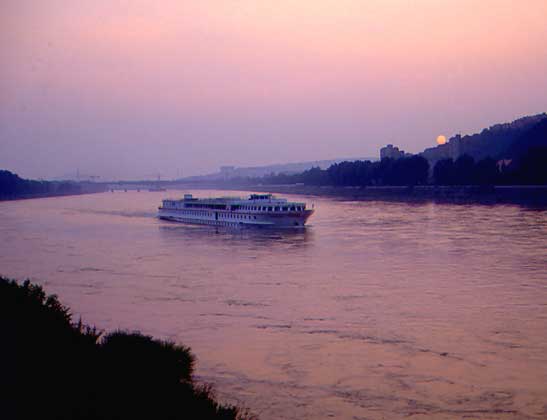 ДУНАЙ, вторая по длине река Европы, в районе Братиславы.