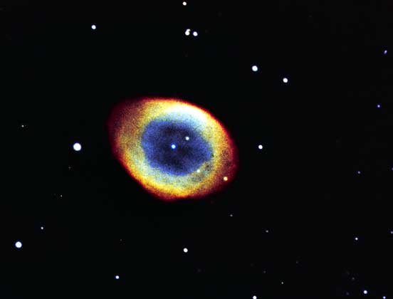 ТУМАННОСТЬ КОЛЬЦО В ЛИРЕ - типичная планетарная туманность, светящаяся под действием ультрафиолетового излучения горячей звезды, расположенной в центре газовой оболочки.
