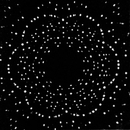 Рис. 7. ДИФРАКЦИОННАЯ КАРТИНА ЛАУЭ, обнаруживающая ось симметрии 6-го порядка (получена пропусканием рентгеновского излучения сквозь тонкий кристалл берилла).