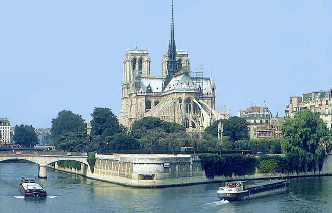 ОСТРОВ СИТЕ НА Р. СЕНА, где расположен собор Парижской Богоматери (Норт-Дам).