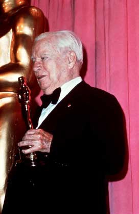 ЧАРЛЬЗ СПЕНСЕР ЧАПЛИН получает премию Оскар (1972).
