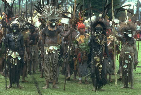 Жители Новой Гвинеи, участвующие в ритуальном обряде.
