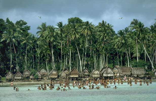 Приветливые жители островов Новой Гвинеи.