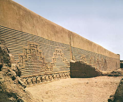 Перу. Глинобитная стена с ковровым рельефом в Чан-Чане. 10-15 вв.