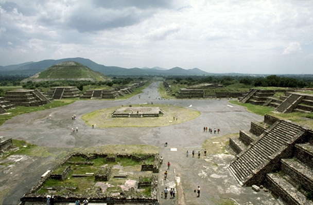 Пирамида Луны и Солнца - богов майя. Комплекс Теотикуан. Мексика.