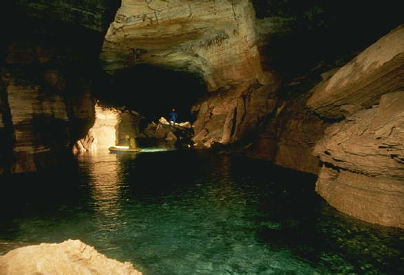 Подземное озеро. Пещеры Большого Каньона. США.