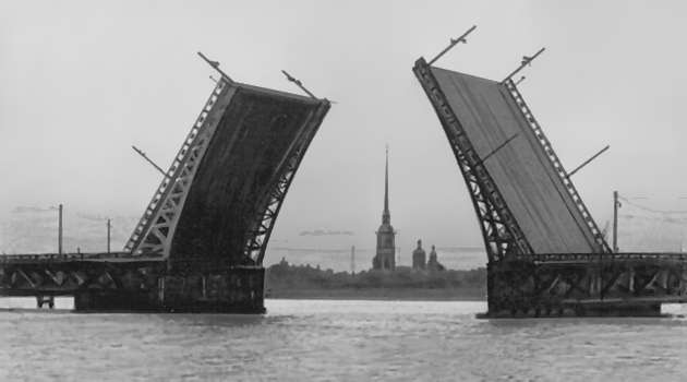 Разводной мост. Дворцовый мост в Санкт-Петербурге.