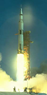 Ракета-носитель. Старт Сатурна-5 с космодрома на мысе Канаверал, США.