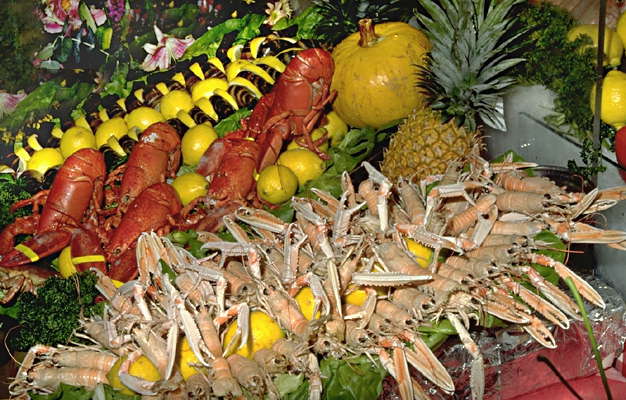 Вареные раки и омары на обеденном столе.