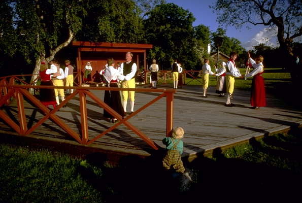 Шведский народный танец в исполнении фольклорного ансамбля.
