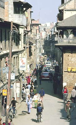 Узкая улочка в Катманду.