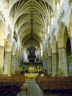 Неф собора в Эксетере, Англия.
