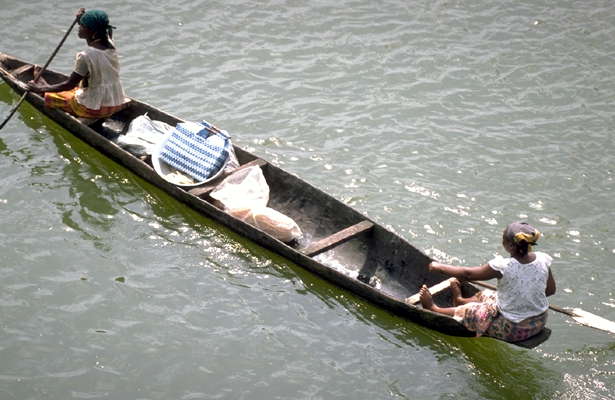 Нигер. Переправа через реку на каноэ.