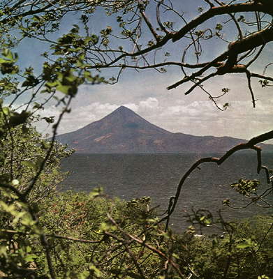 Никарагуа. Вулкан Момотомбо.