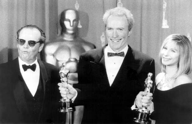 Джек Николсон (слева) во время церемонии вручения Оскара. 1993 год.