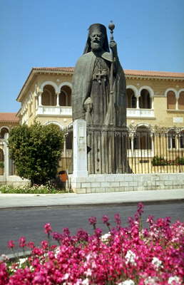 Никосия. Памятник архиепископу Макариосу.