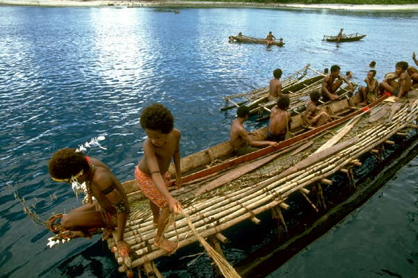 Новая Гвинея. Жители деревни перед выходом в море. Остров Тробрианд.