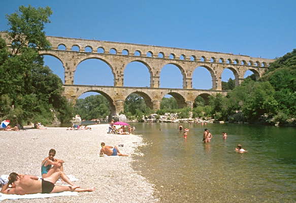 Римский акведук высотой более 50 метров через реку Гаронна, Франция.