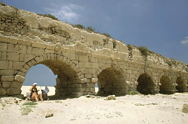 Римский акведук. Цезария, Израиль.