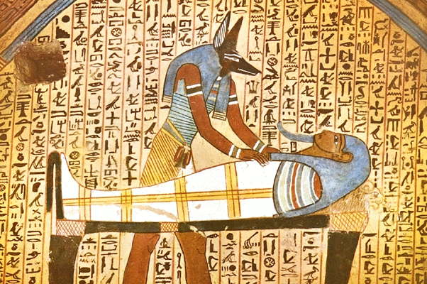 Анубис, завершающий мумификацию покойника. Древнеегипетская фреска.