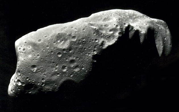 Астероид Ида. Снимок сделан космическим аппаратом Галилей с расстояния 3500 км. Архив НАСА.