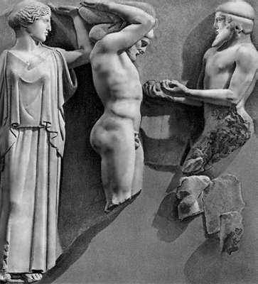 Афина, Геракл, держащий небосвод, и Атлант с золотыми яблоками Гесперид. Метопа храма Зевса в Олимпии. Мрамор. Ок. 460 до н.э. Музей. Олимпия.
