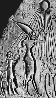 Рельеф из храма Атона в Ахетатоне: поклонение Атону. XVIII династия. Египетский музей. Каир.