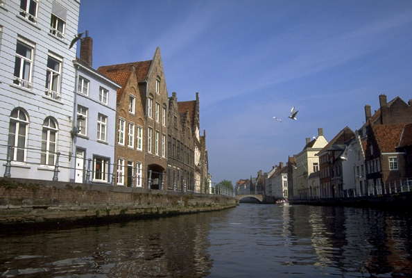 Бельгия, Брюгге. Старинные дома вдоль канала.