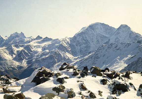 Большой Кавказ. Панорама Главного, или Водораздельного, хребта.