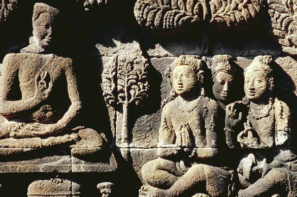 Боробудур. Фриз храма. Будда, наставляющий своих учеников.