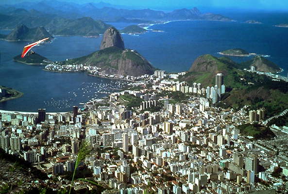 Бразилия. Дельтаплан над Рио-де-Жанейро.