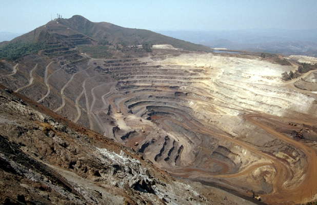 Бразилия. Месторождение железной руды в Беллу-Оризонте, шт. Минас Жейрас.