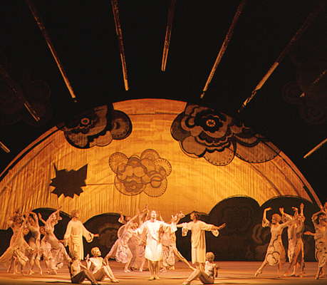 Сцена из балета Сотворение мира в постановке Н. Касаткиной и В. Василёва.