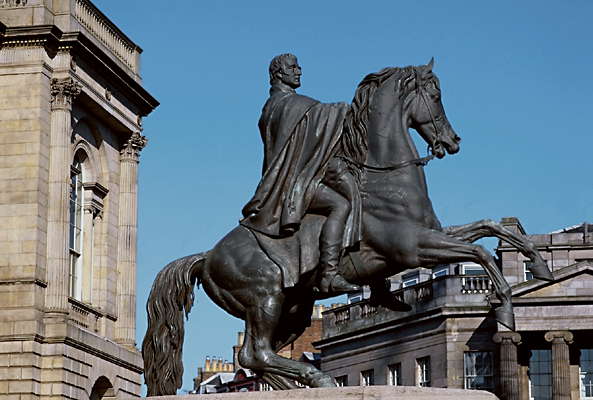 Памятник герцогу Веллингтону. Эдинбург, Шотландия.