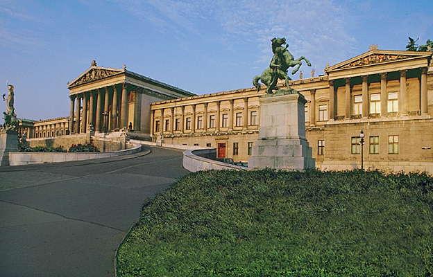 Вена. Здание Национального парламента.